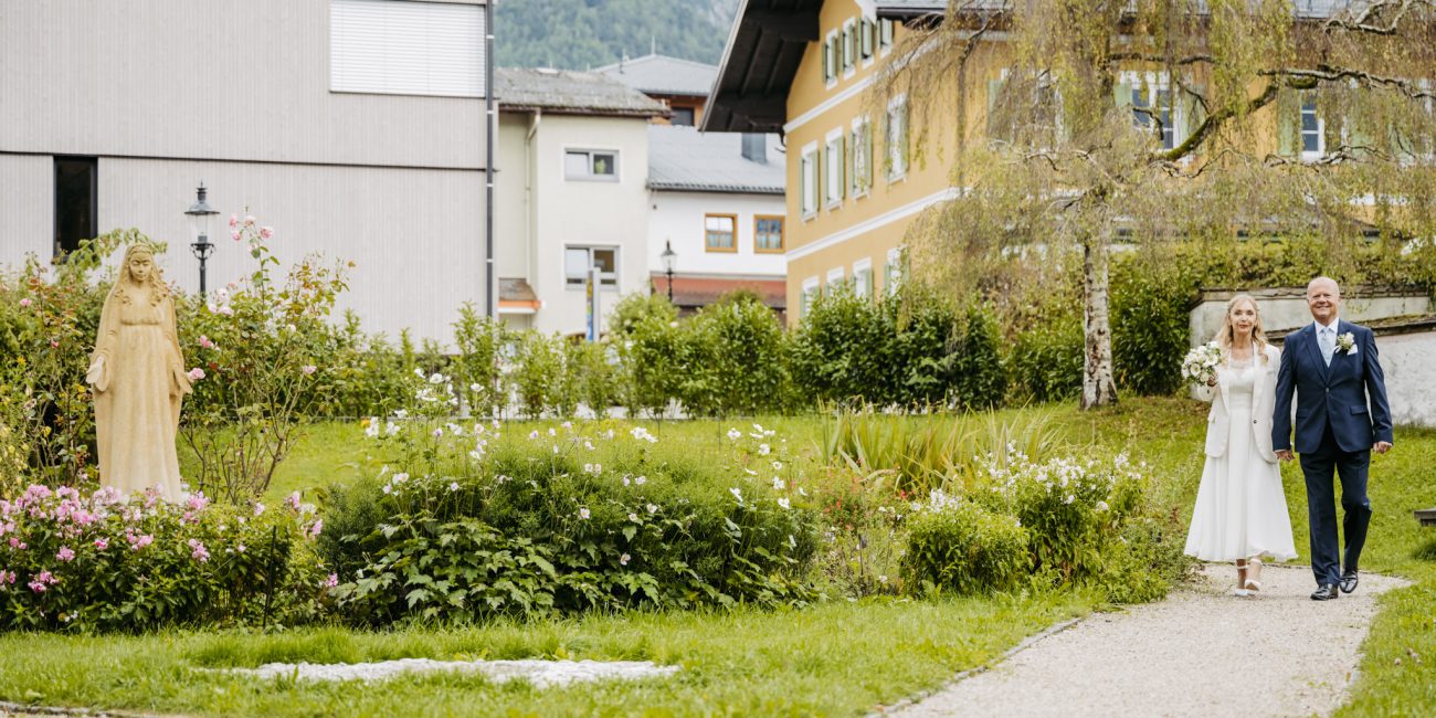 Brautpaar spaziert durch den Garten in Salzburg