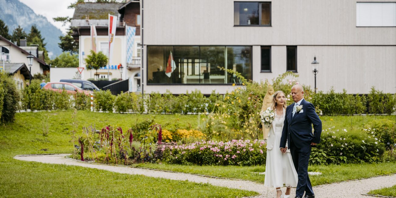Brautpaar spaziert durch den Garten in Salzburg