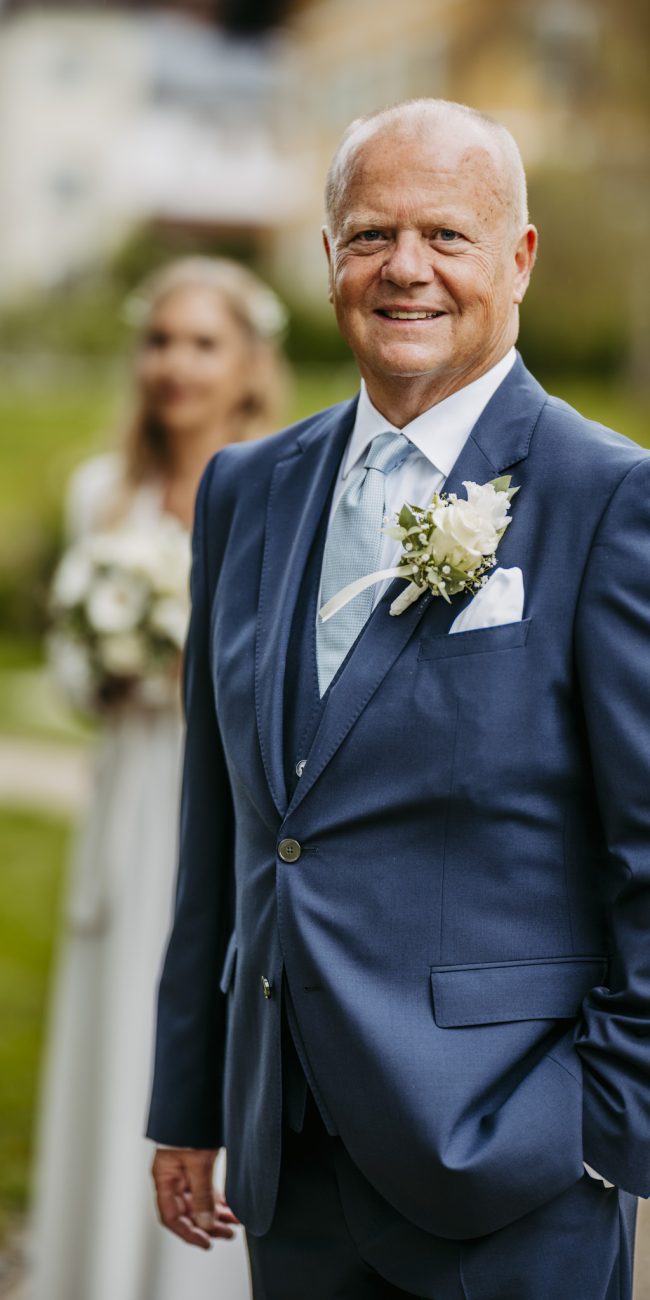 Braut mit Brautstrauß im Marienheilgarten