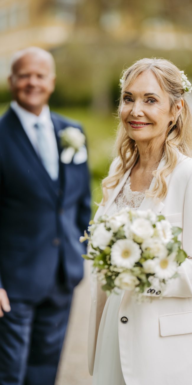 Braut mit Brautstrauß im Marienheilgarten