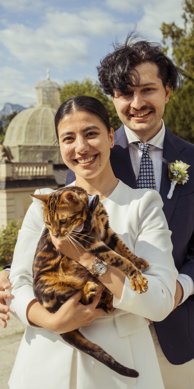 Brautpaar mit Bengal-Katze im Mirabellgarten Salzburg