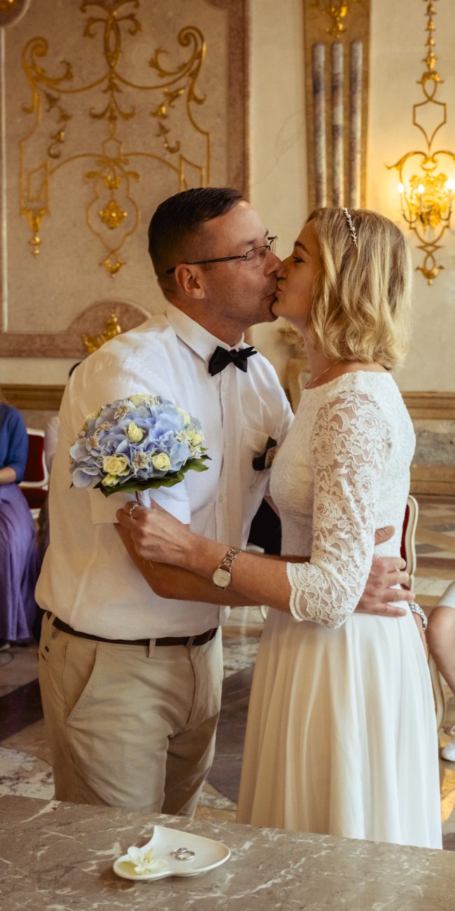 Braut Christine im Marmorsaal von Schloss Mirabell in Salzburg