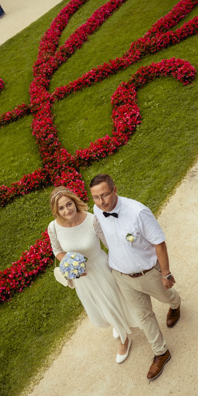 Brautpaar im Rosengarten Salzburg zwischen blühenden Rosen