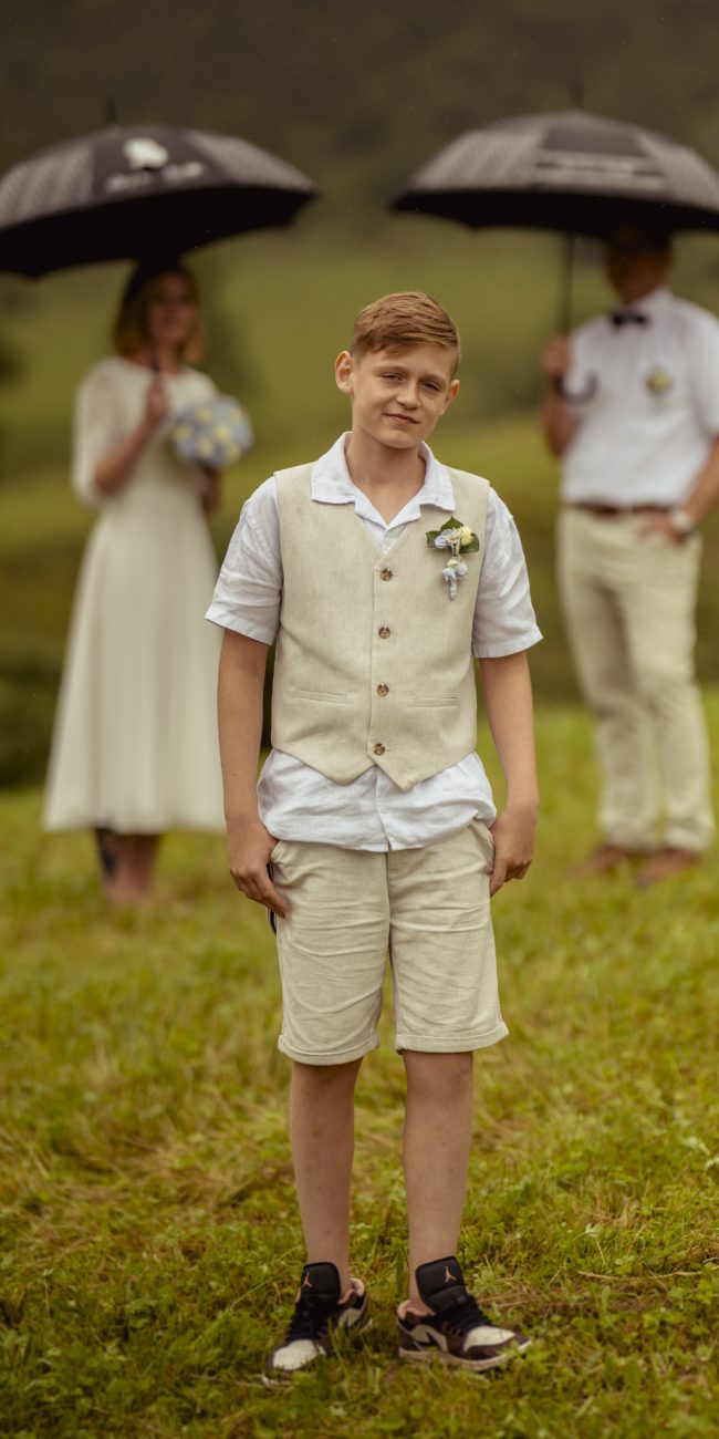 Brautpaar mit Regenschirmen auf der Gruberalm in Salzburg